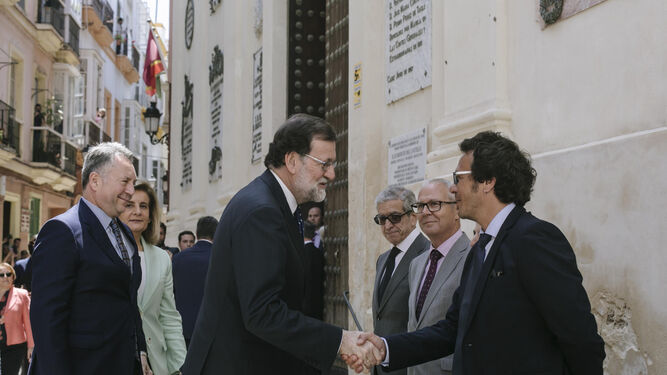 l Mariano Rajoy saluda a José María González, en presencia de José Joly, Fátima Báñez, Juan Luis Belizón y Braulio Medel.