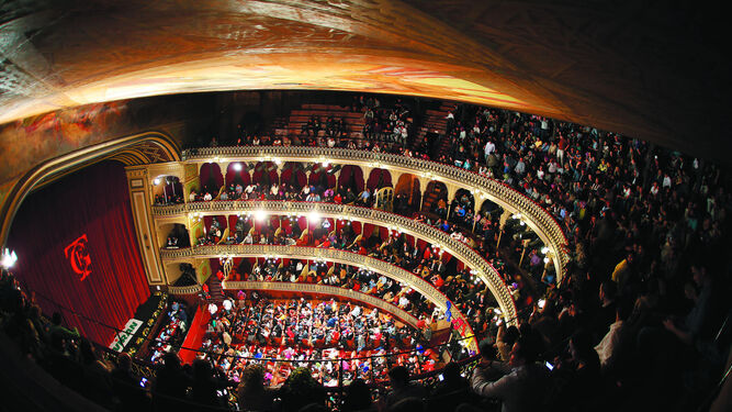 El interior del Teatro Falla visto desde el gallinero en una función del Concurso de Agrupaciones.