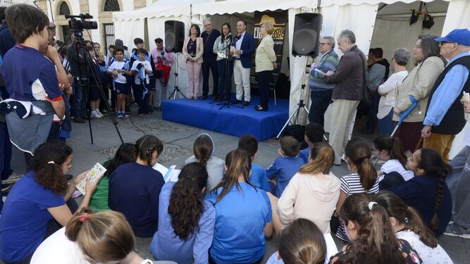 Una imagen del acto inaugural de la Feria del Libro, que estará todo el fin de semana en la Plaza de España.