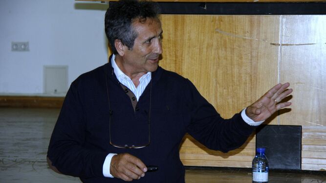 Andrés González, durante la conferencia que impartió en la tarde del viernes en el edificio San Luis, en El Puerto.