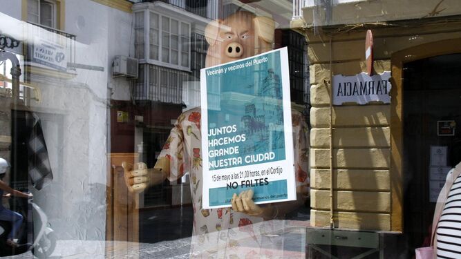 Un escaparate de la calle Palacios, con un llamativo reclamo en el que se invita a la ciudadanía a acudir al debate del próximo martes.
