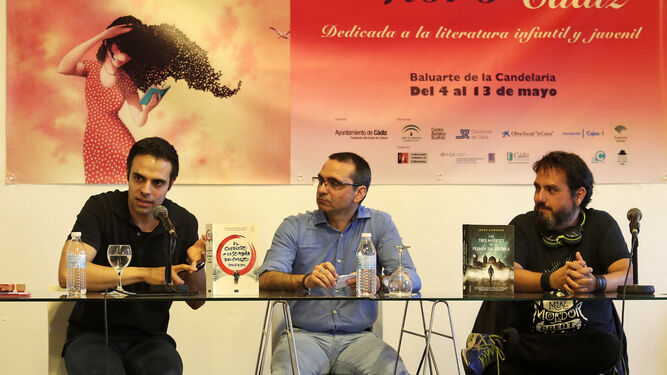 Los escritores gaditanos David B. Gil y Jesús Cañadas flanquean al presentador de la cita, Fran Chaparro, ayer en el Baluarte de la Candelaria.