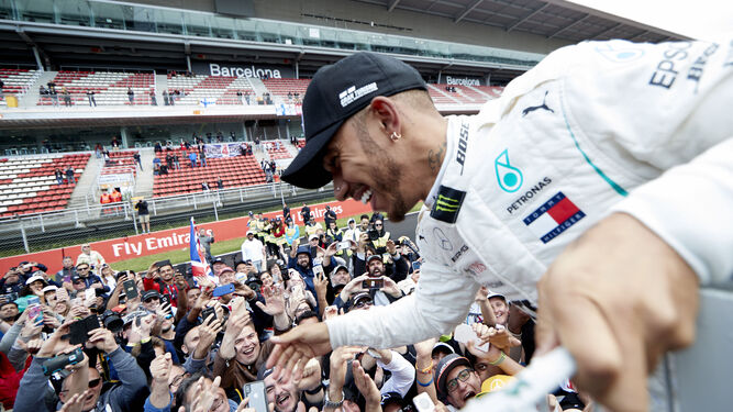 El piloto de Mercedes Lewis Hamilton celebra con sus simpatizantes la victoria en el Gran Premio de España de Formula 1, que se disputó en el circuito de Barcelona-Cataluña.