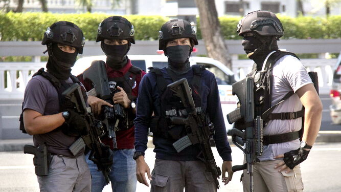 Agentes indonesios acordonan los alrededores de la comisar&iacute;a objeto del atentado.