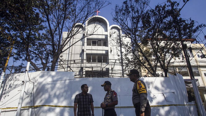 Agentes indonesios acordonan los alrededores de la comisar&iacute;a objeto del atentado.