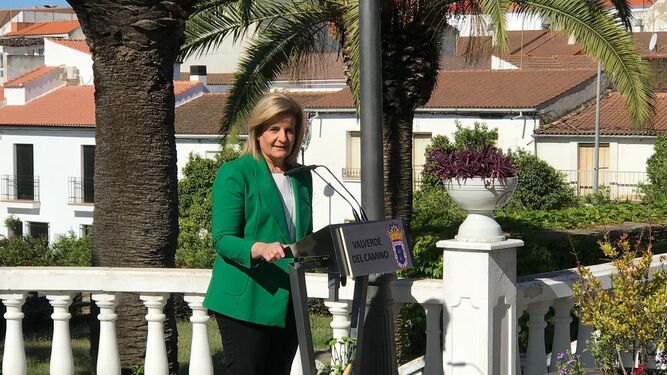 La ministra de Empleo, ayer, en Valverde del Camino.