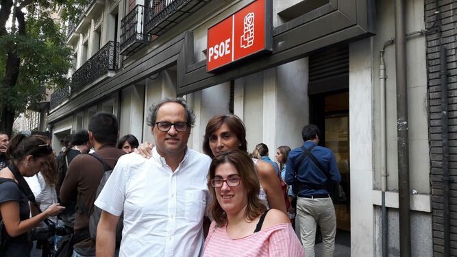 Quim Torra, junto a la sede del PSOE en Ferraz