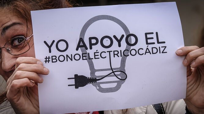 Una imagen de una de las concentraciones en defensa del bono social eléctrico gaditano.