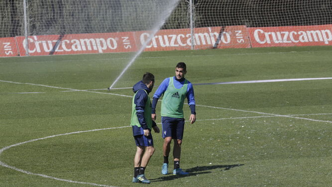 Garrido conversa con un compañero durante una jornada de trabajo en la Ciudad Deportiva.