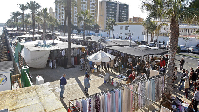El popular mercadillo del Piojito, que cada lunes se celebra en la barriada de La Paz.