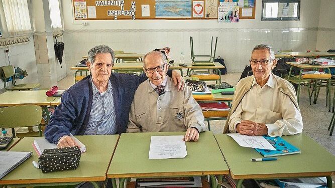 Alfonso Roldán, Paco Poley y Julián Roldán, en una de las aulas del colegio La Salle-Viña.
