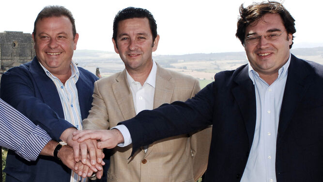 El ex senador  del PP, Sebastián Ruiz (dcha.), junto al ex alcalde José Luis Núñez (PP), y su ex socio de gobierno de AIPro, Manuel Erdozain (en el centro).