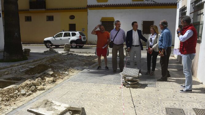 La visita del alcalde y de la concejala a la barriada de Las Nieves, donde se está abriendo la nueva calle.