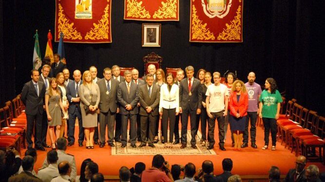 Foto de familia de la Corporación Municipal, tras la ceremonia de su toma de posesión en junio de 2015 en el Teatro de Las Cortes.
