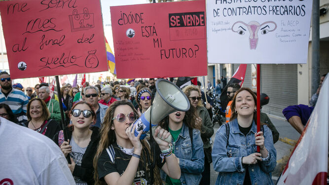 Una joven con una pancarta en la manifestación de Cádiz del 1 de mayo.