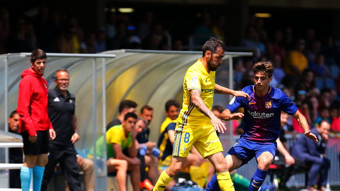 Alberto Perea controla el esférico ante la oposición de un jugador del Barcelona B.