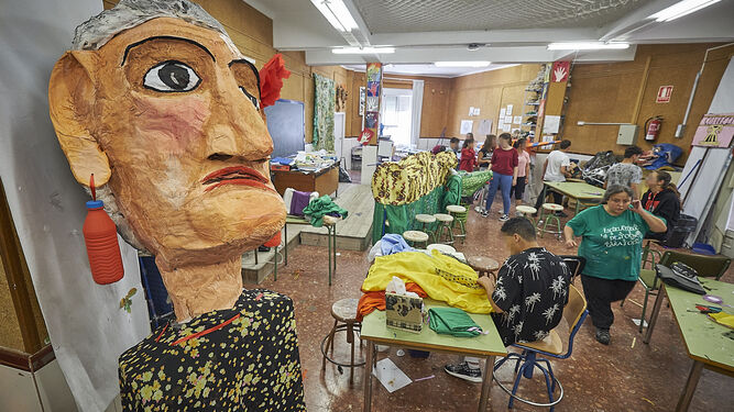 Marote gigante de la Tía Norica en el IES Columela donde la profesora Patricia Garzón y sus alumnos dan forma a los títeres del pasacalles del festival.