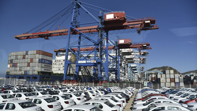 Los prácticos proponen el uso de suelo ocioso como campa para coches, como ocurre en el puerto de Tánger, en la imagen.