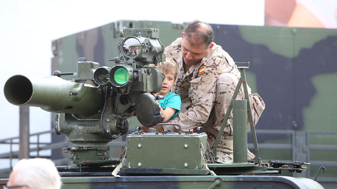 Un niño en uno de los vehículos militares durante la celebración de esta cita el pasado año.
