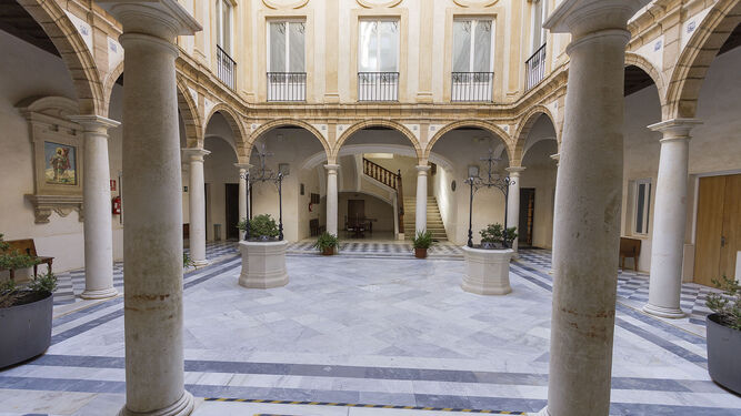 Patio central del edificio Reina Sofía, que el Ayuntamiento quiere ceder a la UCA para ubicar allí el Rectorado.