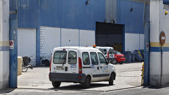 Un vehículo de la adjudicataria de la limpieza de la ciudad accede a las instalaciones de la empresa en Zona Franca.