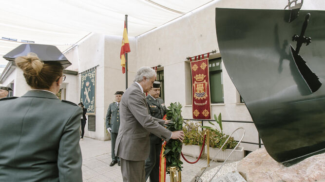 El subdelegado del Gobierno, Agustín Muñoz, deposita una corona de laurel en el monumento a los caídos junto al coronel Alfonso Rodríguez Castillo.