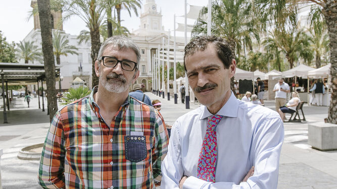 Francisco Piniella (izquierda) y Juan Manuel Armario, en la plaza de San Juan de Dios de Cádiz.