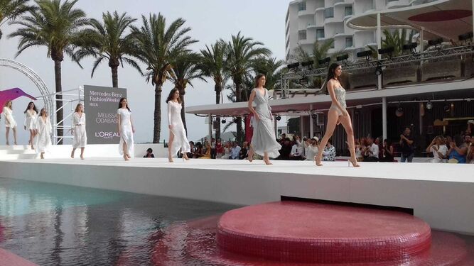 Panorámica del desfile de Melissa Odabash en el marco de la Mercedes-Benz Fashion Weekend ibicenca celebrada en el Ushuaia Ibiza Beach Hotel.