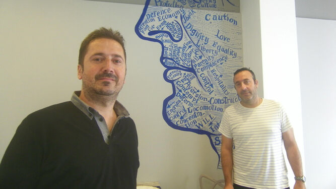 El hostelero Pablo Núñez y su jefe de sala en La Barra de Rosario, Francisco Lobo.