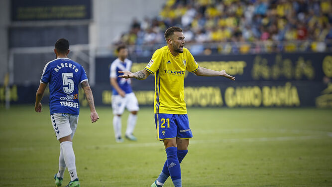 José Ángel Carrillo se queja en un lance del partido ante el Tenerife.