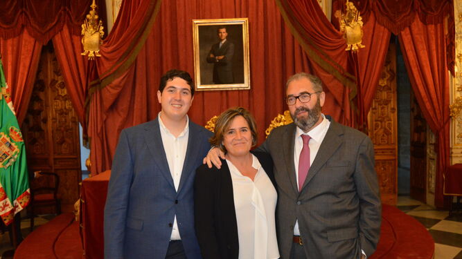 Antonio Hernández-Rodicio con su mujer Tere Mateos y su hijo Antonio, en el salón Regio de la Diputación Provincial.
