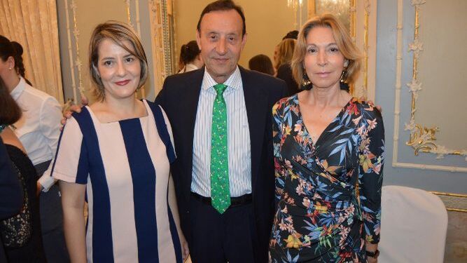 Mabel Caballero, Juan Expósito y Mila Linares, durante la celebración del Día de Argentina.