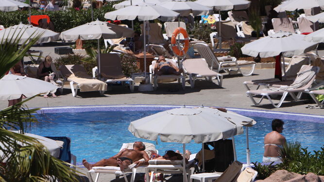 Turistas descansan en la piscina de uno de los hoteles del Novo, en Chiclana..