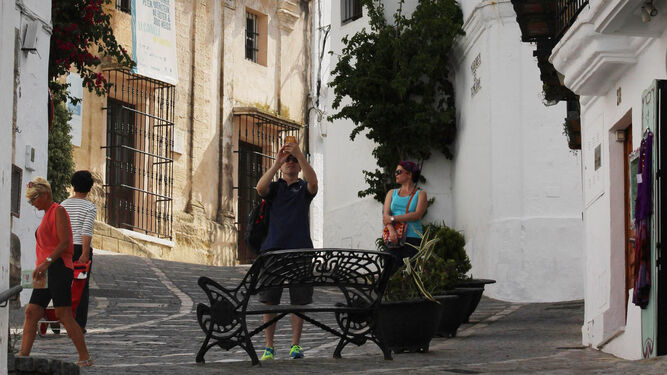 Un turista realiza una fotografía en una calle del centro.