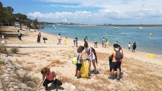 Un grupo de voluntarios durante la limpieza de la playa de La Ministra.