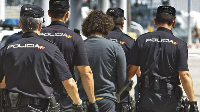La Policía Nacional lleva un mes investigando el suceso. En la imagen de archivo, agentes con un detenido.