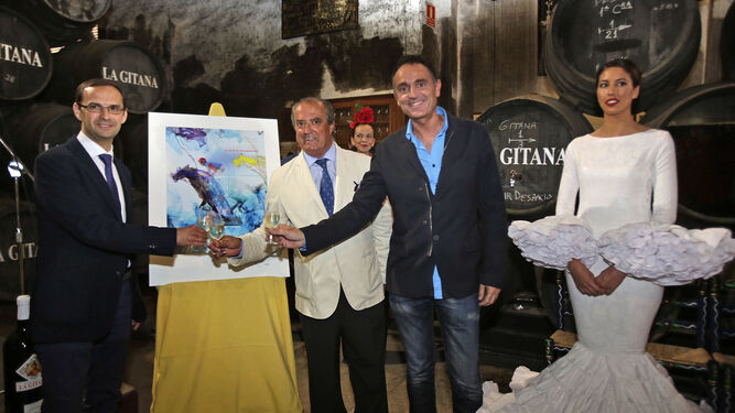 Víctor Mora, Rafael Hidalgo y el autor del cartel anunciador de las carreras de caballos, junto a su obra.