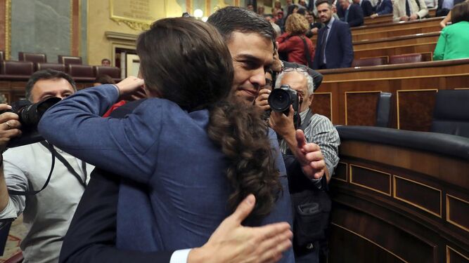 Pablo Iglesias abraza a Pedro S&aacute;nchez.