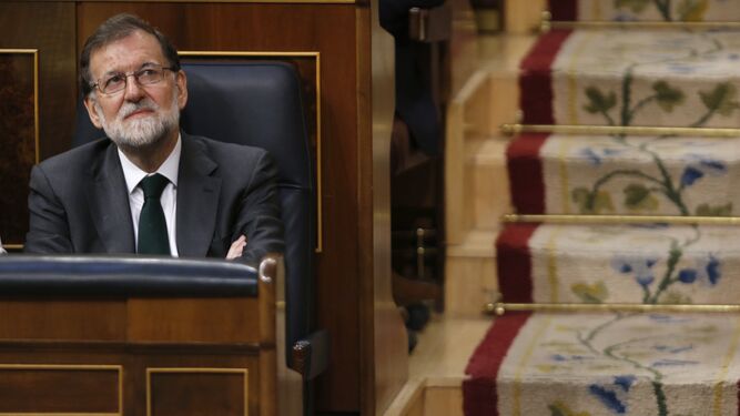 Rajoy, pensativo en su esca&ntilde;o.
