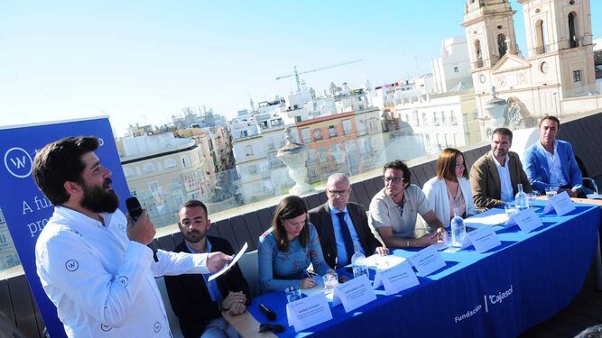 Jorge Galindo, en pie, ayer en Cádiz junto a los embajadores de Lambda World, en la azotea de la sede de la Fundación Cajasol.
