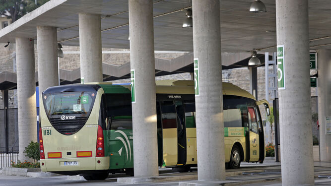 Un autobús en la estación de Cádiz.