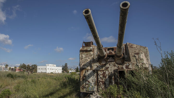 Una de las piezas de artillería del antiguo acuartelamiento de Janer, abandonada en los terrenos en los que se proyecta el parque empresarial y comercial.