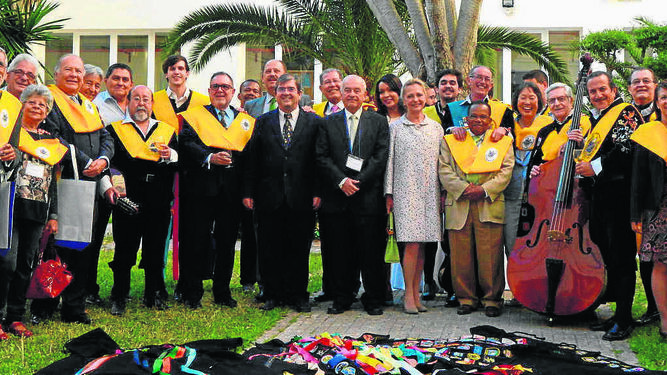 El grupo de antiguos estudiantes iberoamericanos en la Facultad de Medicina con la tuna y profesores, durante el  encuentro que celebraron en Cádiz organizado por la antigua asociación de estudiantes iberoamericanos.