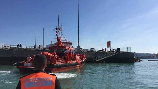 Uno de los grupos de inmigrantes rescatados ayer en aguas del Estrecho llega al puerto de Barbate en una embarcación de Salvamento Marítimo.