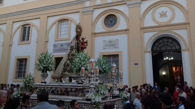 La Virgen del Carmen, a su paso por la Compañía de María.