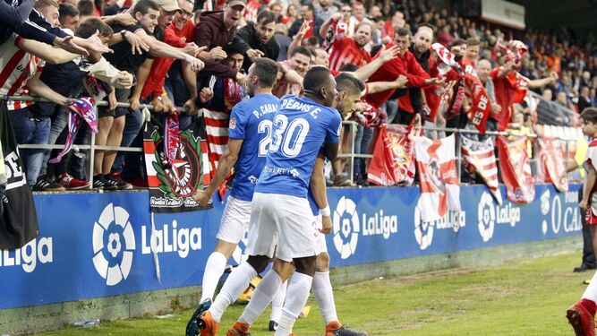 Los jugadores del Almería festejan con la afición el gol del empate, obra de Fidel.