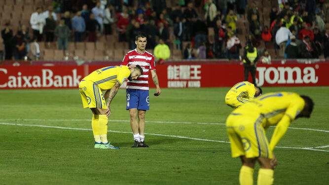 Varios jugadores del Cádiz se muestran muy tristes tras caer en Granada, entre ellos Carrillo, que es consolado por un contrario.