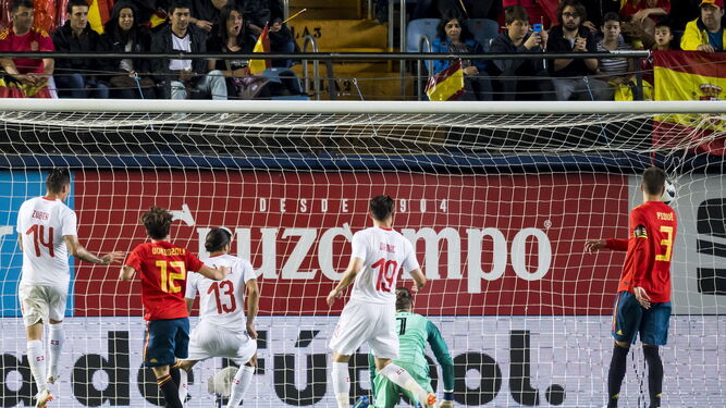 Ricardo Rodríguez consigue el gol del empate al aprovechar un mal bloqueo del balón de De Gea en un lance de la segunda parte.