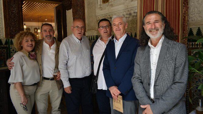 El homenajeado con el antiguo director del museo Antonio Álvarez y un grupo de compañeros del centro cultural.