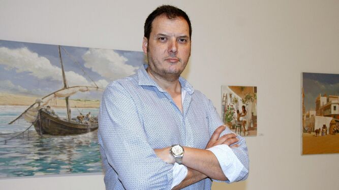 Adrián Ferreras, junto a los cuadros expuestos en el centro cultural Alfonso X El Sabio.